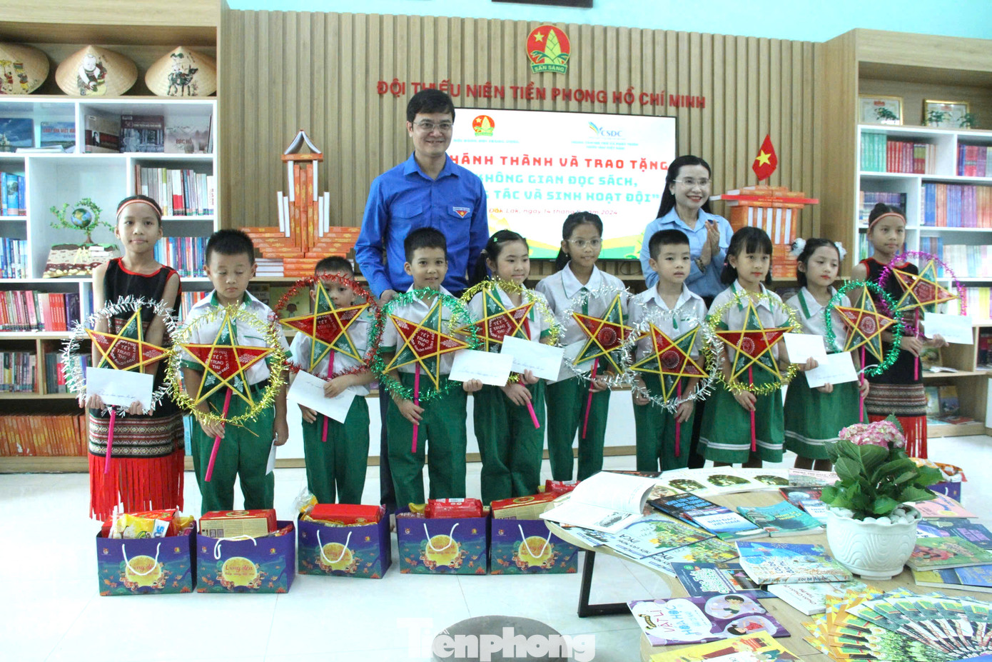 Học sinh khó khăn được nhận quà nhân dịp Tết Trung thu. Học sinh khó khăn được nhận quà nhân dịp Tết Trung thu.