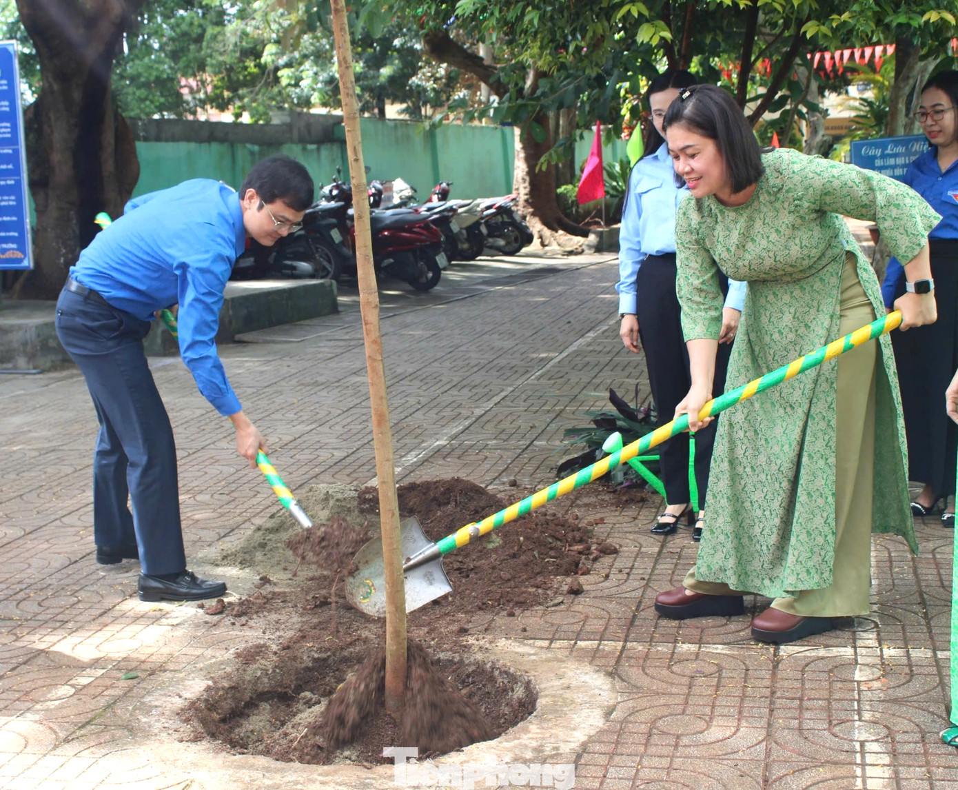 Anh Bùi Quang Huy và chị Nguyễn Phạm Duy Trang trồng cây lưu niệm Anh Bùi Quang Huy và chị Nguyễn Phạm Duy Trang trồng cây lưu niệm