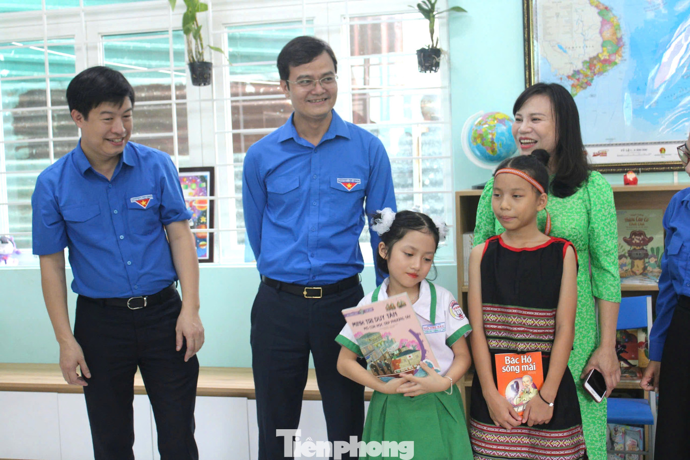 Cô Nguyễn Thị Tuyết - Hiệu trưởng nhà trường vui mừng chia sẻ cảm xúc khi được trao tặng công trình Cô Nguyễn Thị Tuyết - Hiệu trưởng nhà trường vui mừng chia sẻ cảm xúc khi được trao tặng công trình