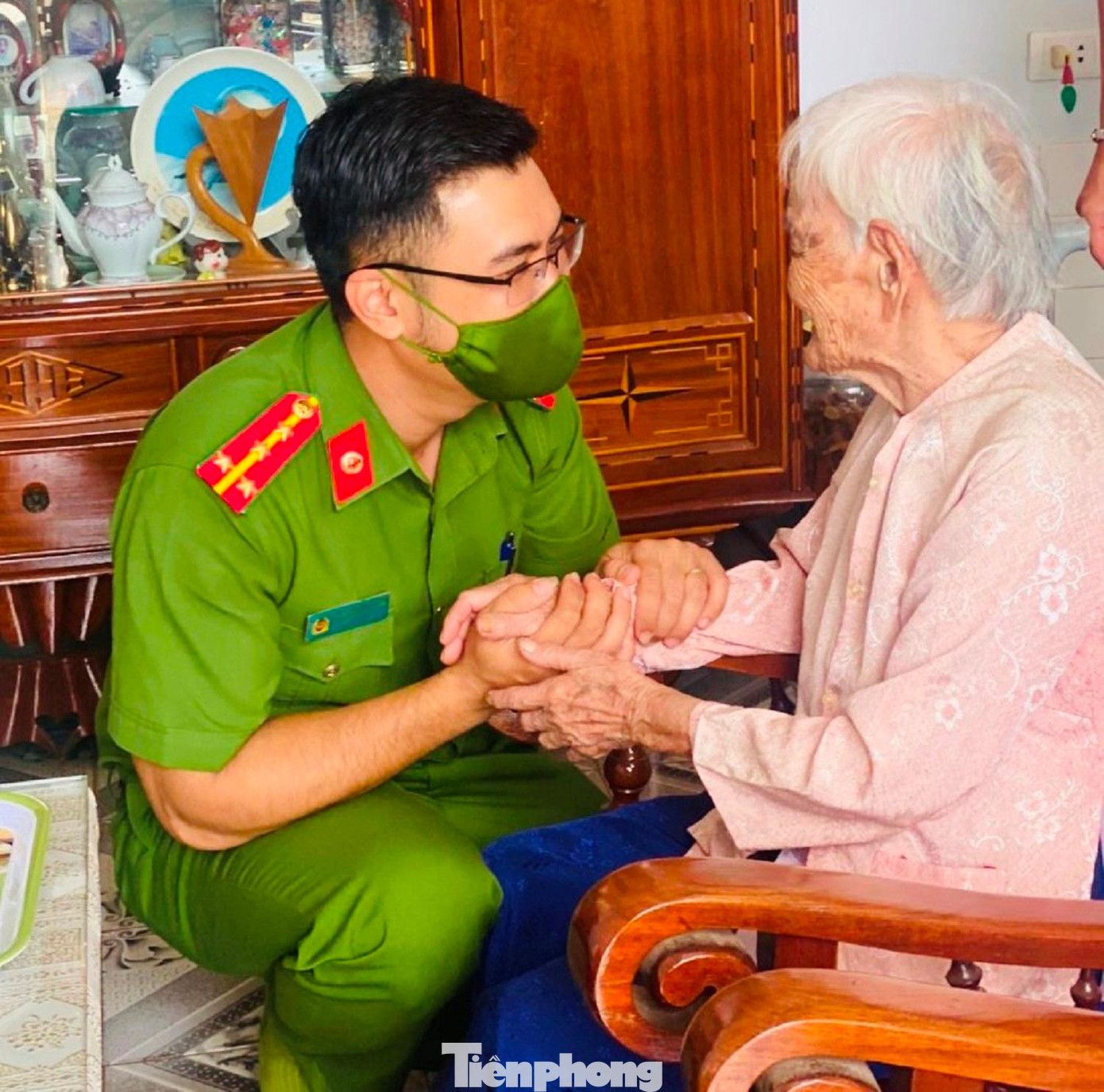 Đoàn thanh niên công an thành phố Buôn Ma Thuột thăm mẹ Việt Nam anh hùng Đoàn thanh niên công an thành phố Buôn Ma Thuột thăm mẹ Việt Nam anh hùng