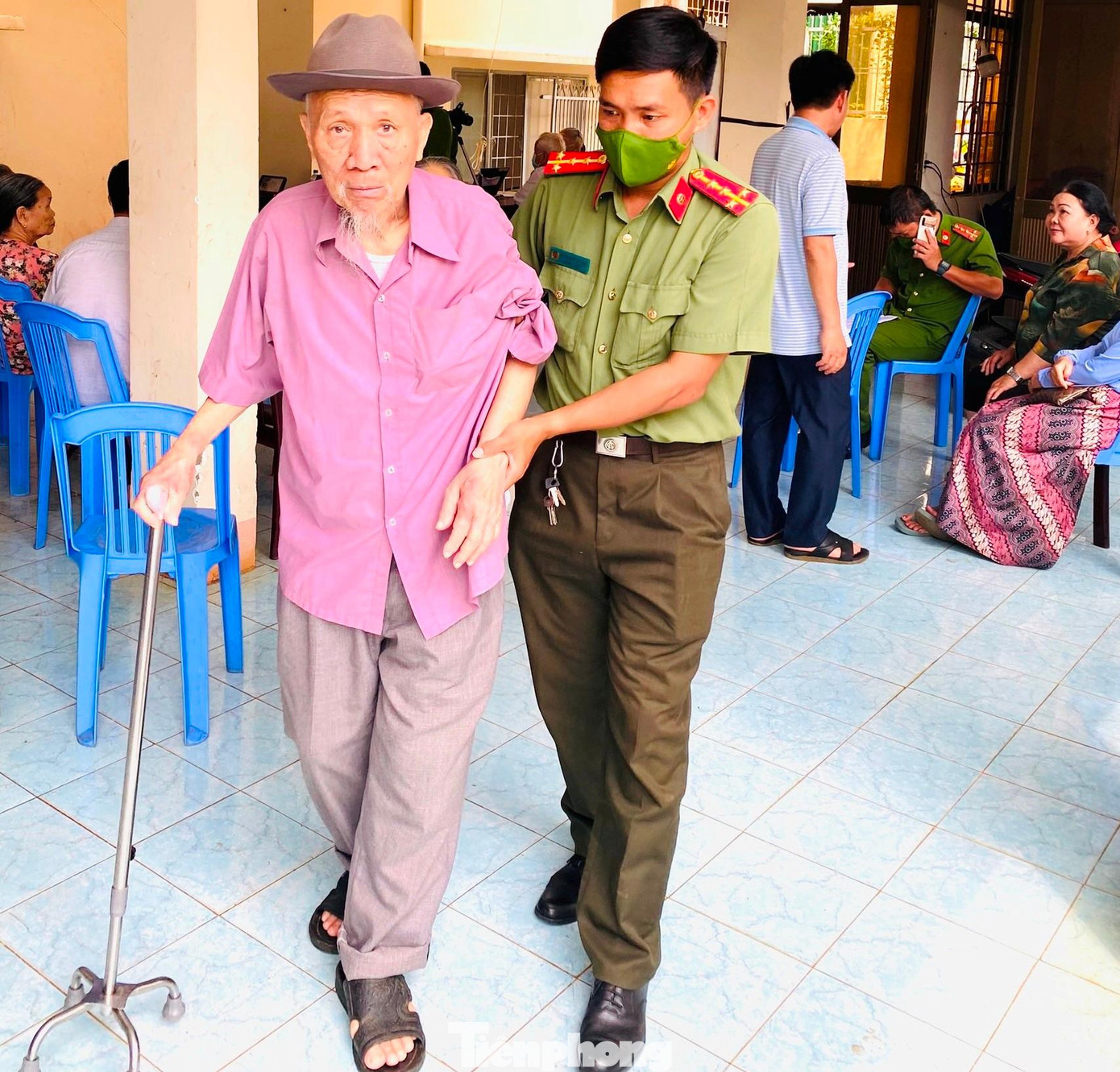 Chiến sĩ công an hướng dẫn người dân đi làm CCCD Chiến sĩ công an hướng dẫn người dân đi làm CCCD