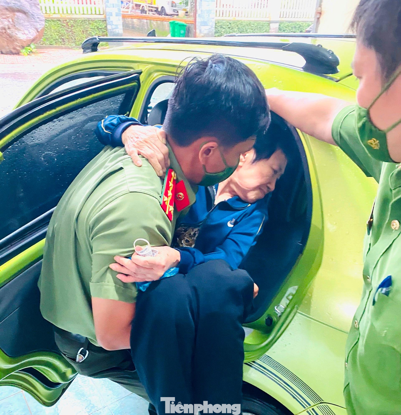 Đoàn thanh niên công an thành phố hỗ trợ người dân bị liệt, đi lại khó khăn làm CCCD Đoàn thanh niên công an thành phố hỗ trợ người dân bị liệt, đi lại khó khăn làm CCCD