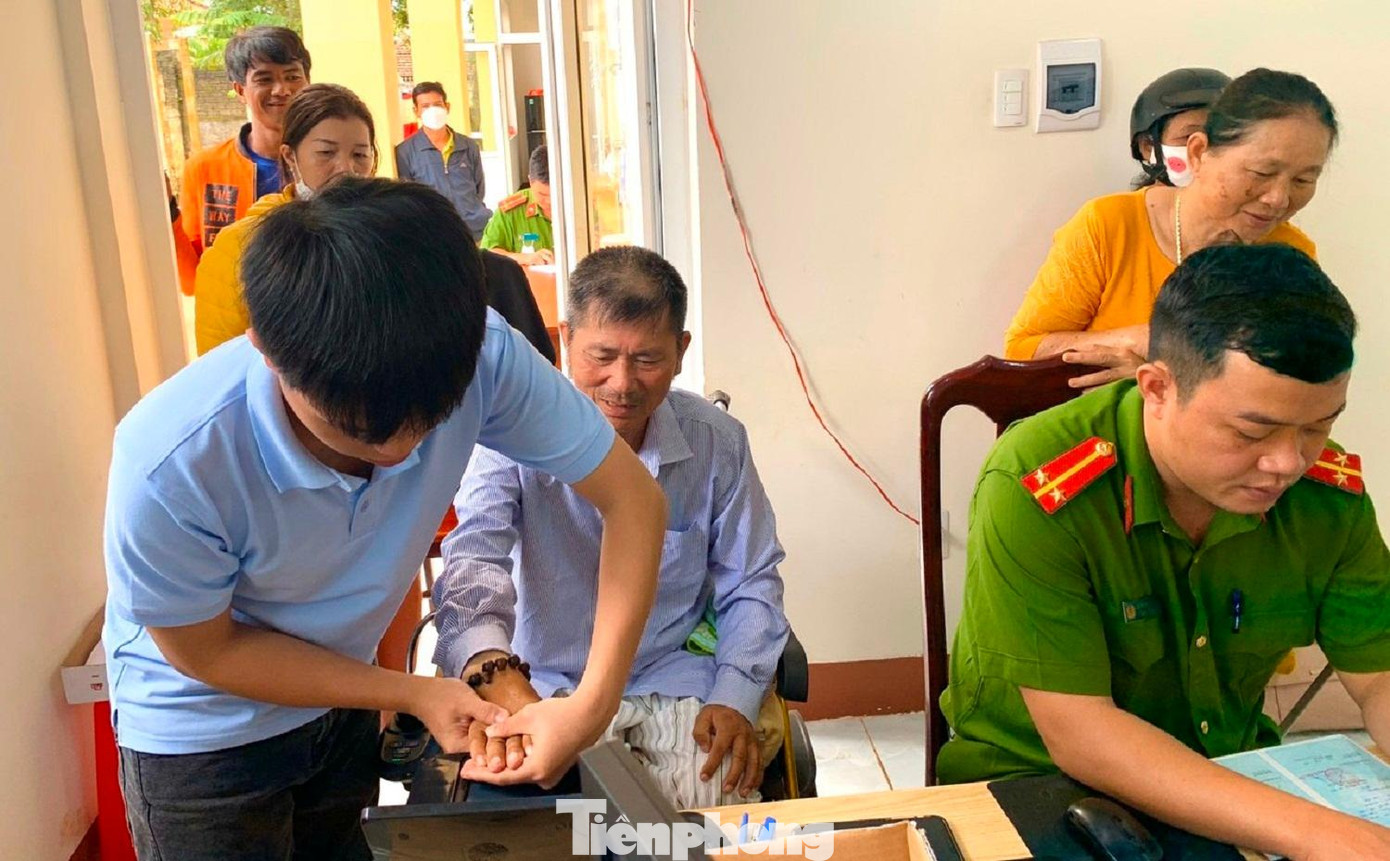 Công an huyện Krông Búk làm CCCD cho người dân Công an huyện Krông Búk làm CCCD cho người dân