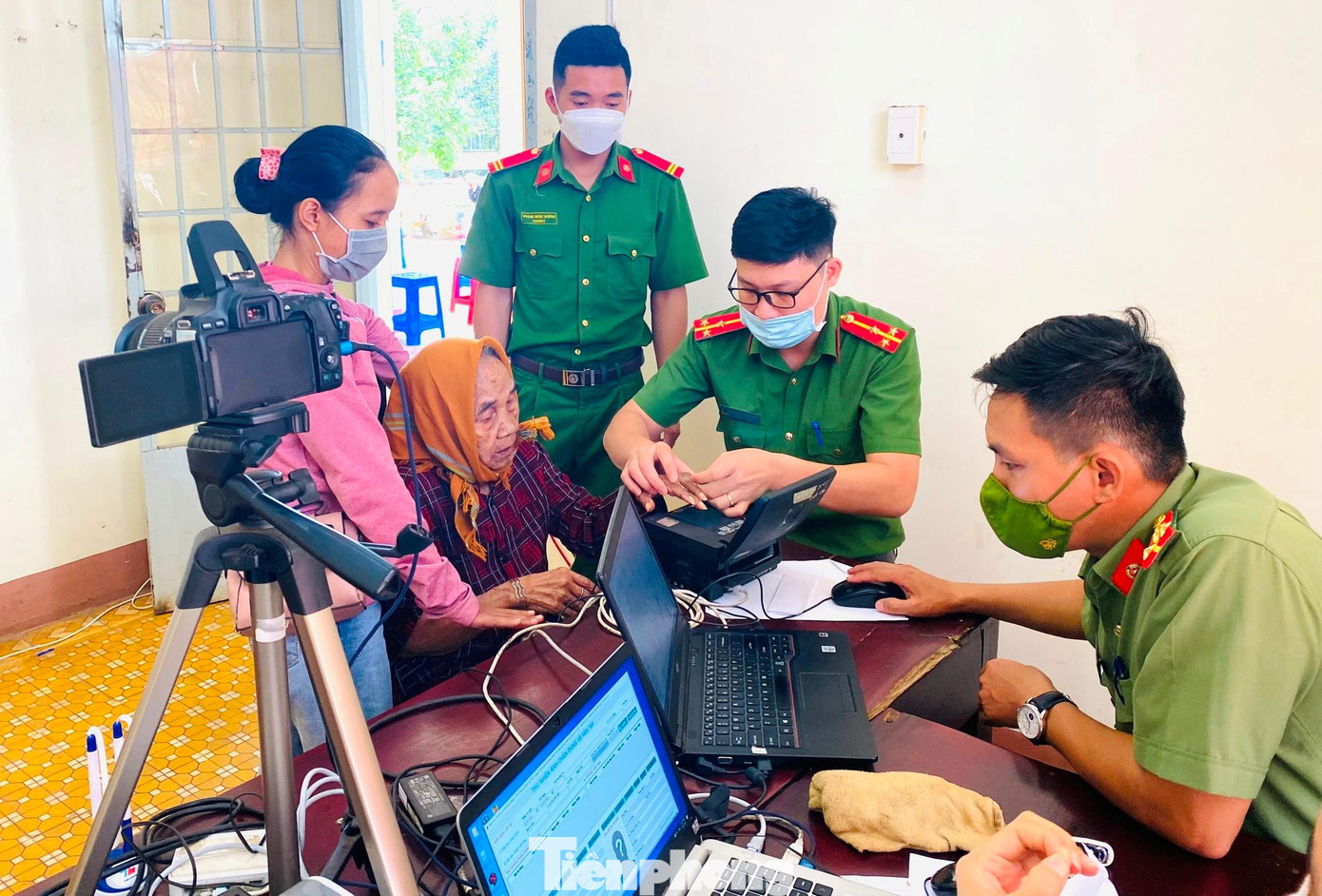 Tuổi trẻ Công an thành phố Buôn Ma Thuột hỗ trợ làm CCCD cho người dân Tuổi trẻ Công an thành phố Buôn Ma Thuột hỗ trợ làm CCCD cho người dân