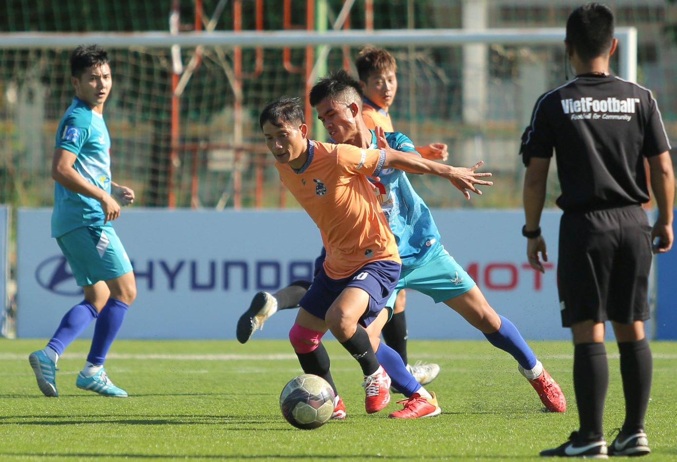 Pha tranh bóng giữa các cầu thủ