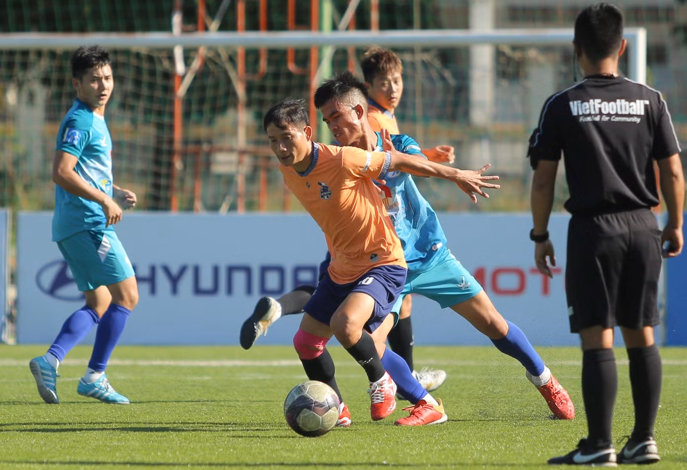 Pha tranh bóng giữa các cầu thủ