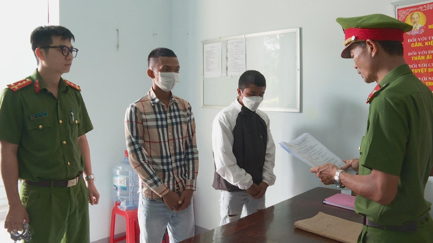 Đối tượng Y Mak Niê và Y Jun San Êban tại cơ quan chức năng Đối tượng Y Mak Niê và Y Jun San Êban tại cơ quan chức năng