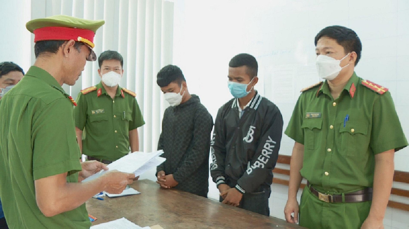 Trước đó Công an bắt tạm giam hai đối tượng cầm đầu là Y Quân Niê và Rmah Alen Trước đó Công an bắt tạm giam hai đối tượng cầm đầu là Y Quân Niê và Rmah Alen