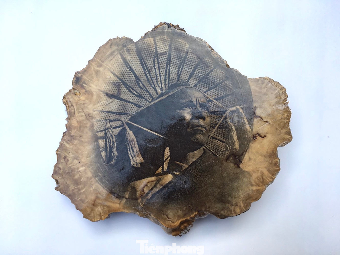 Mỗi tác phẩm ảnh thể hiện những thông tin hoàn cảnh ra đời khác nhau, khắc họa về cảnh sắc, đời sống văn hóa của đồng bào dân tộc Ê Đê ở Buôn Ma Thuột xưa.