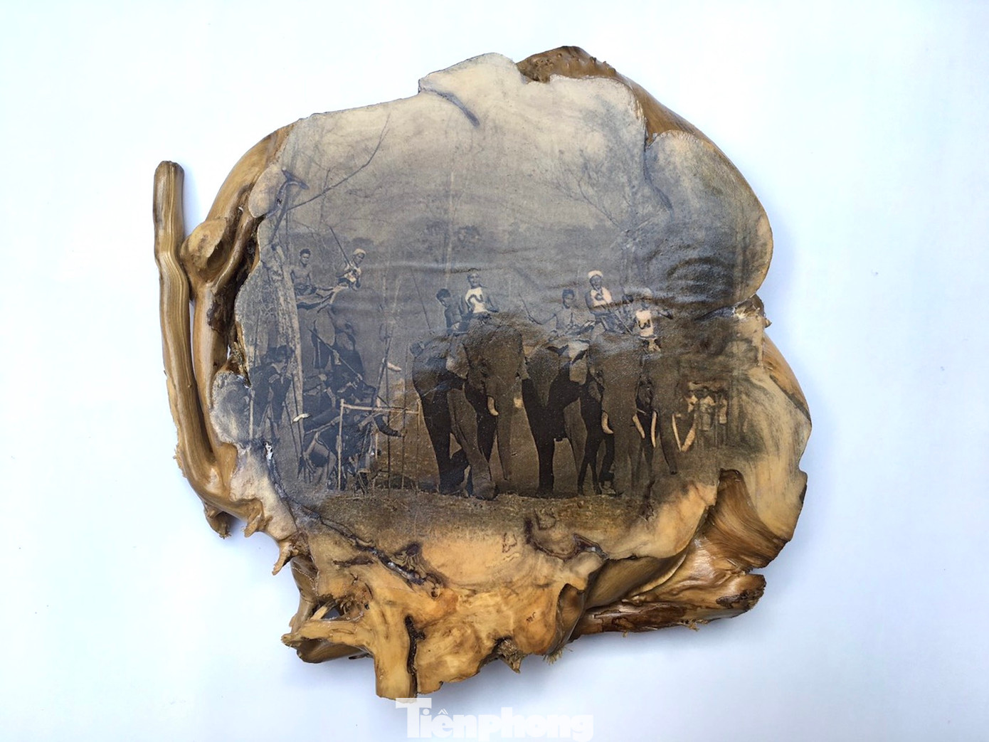 Mỗi tác phẩm ảnh thể hiện những thông tin hoàn cảnh ra đời khác nhau, khắc họa về cảnh sắc, đời sống văn hóa của đồng bào dân tộc Ê Đê ở Buôn Ma Thuột xưa.