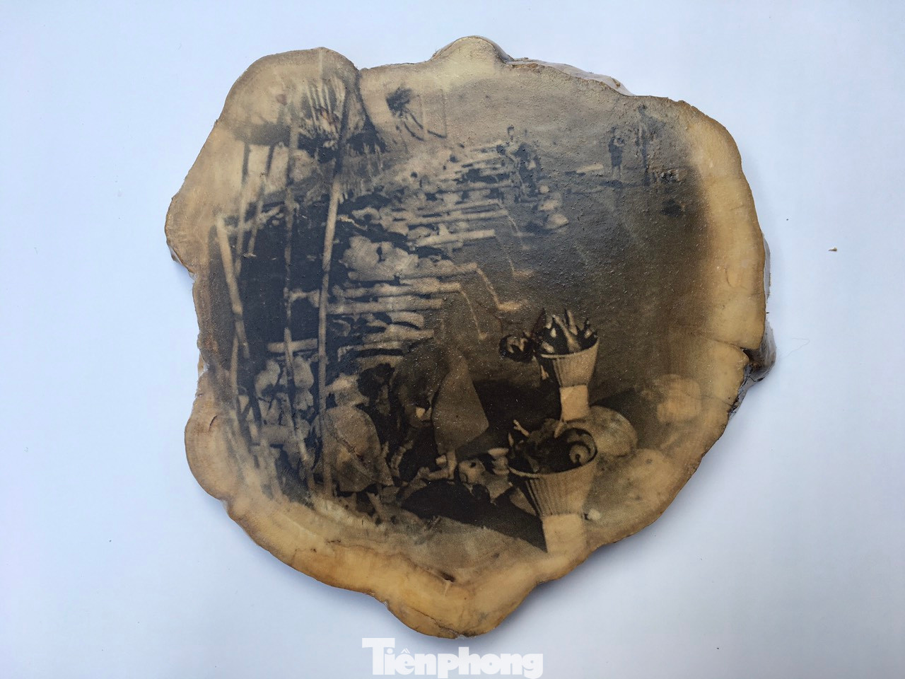 Mỗi tác phẩm ảnh thể hiện những thông tin hoàn cảnh ra đời khác nhau, khắc họa về cảnh sắc, đời sống văn hóa của đồng bào dân tộc Ê Đê ở Buôn Ma Thuột xưa.