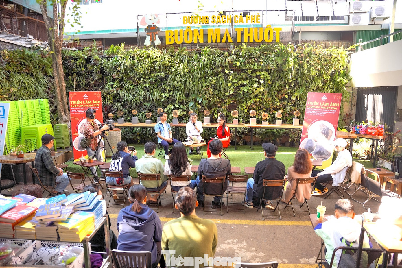 Ban quản lý Đường sách cà phê Buôn Ma Thuột phối hợp với họa sĩ Nohochi trưng bày 15 tác phẩm ảnh Buôn Ma Thuột xưa in độc bản trên gỗ cà phê.