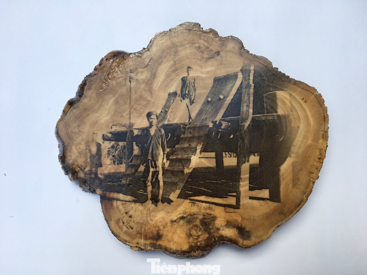 Mỗi tác phẩm ảnh thể hiện những thông tin hoàn cảnh ra đời khác nhau, khắc họa về cảnh sắc, đời sống văn hóa của đồng bào dân tộc Ê Đê ở Buôn Ma Thuột xưa.