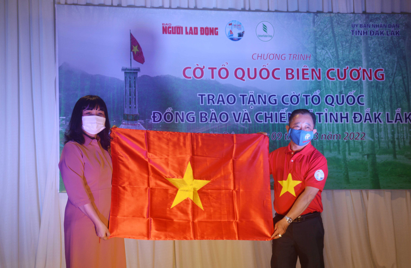 Phó Chủ tịch UBND tỉnh Đắk Lắk H'Yim Kđoh đại diện nhận Cờ Tổ quốc