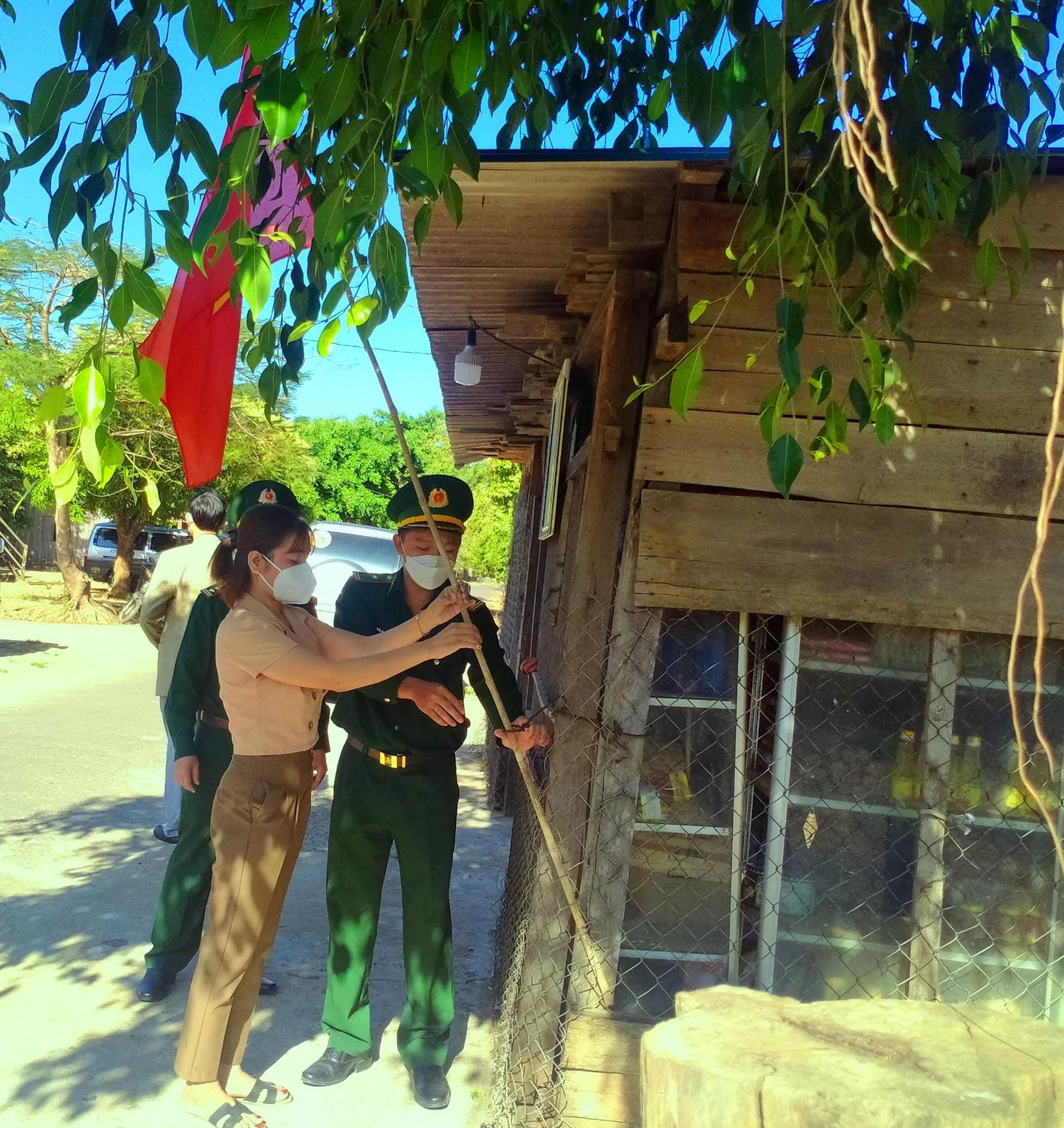 Cờ Tổ quốc được người dân buôn Drang Phôk treo trang trọng trước nhà