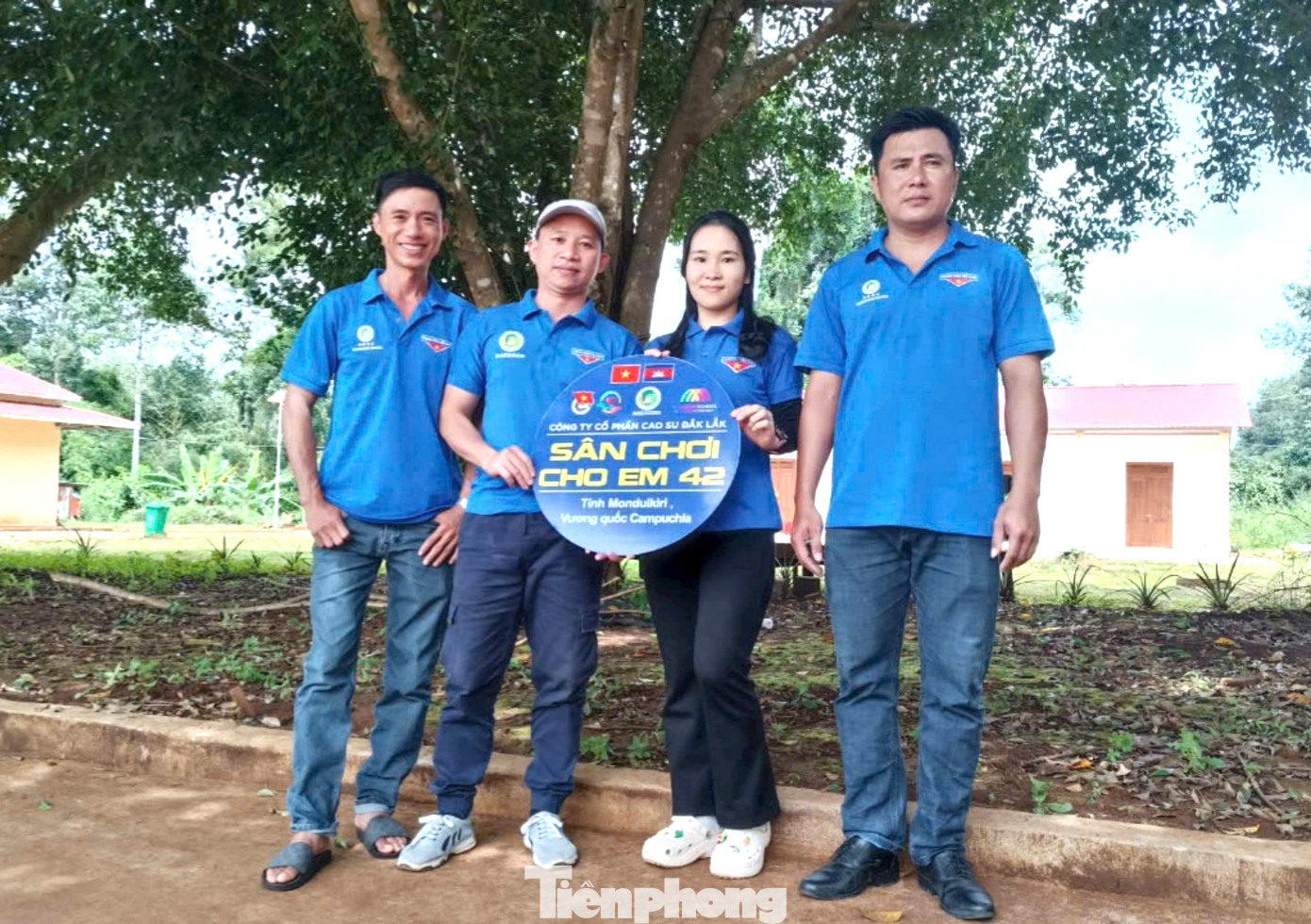 Vừa qua, nhóm thiện nguyện Kết nối yêu thương (TP Buôn Ma Thuột) phối hợp với một số Đoàn cơ sở trên địa bàn tỉnh Đắk Lắk mang niềm vui đến cho trẻ em Campuchia.