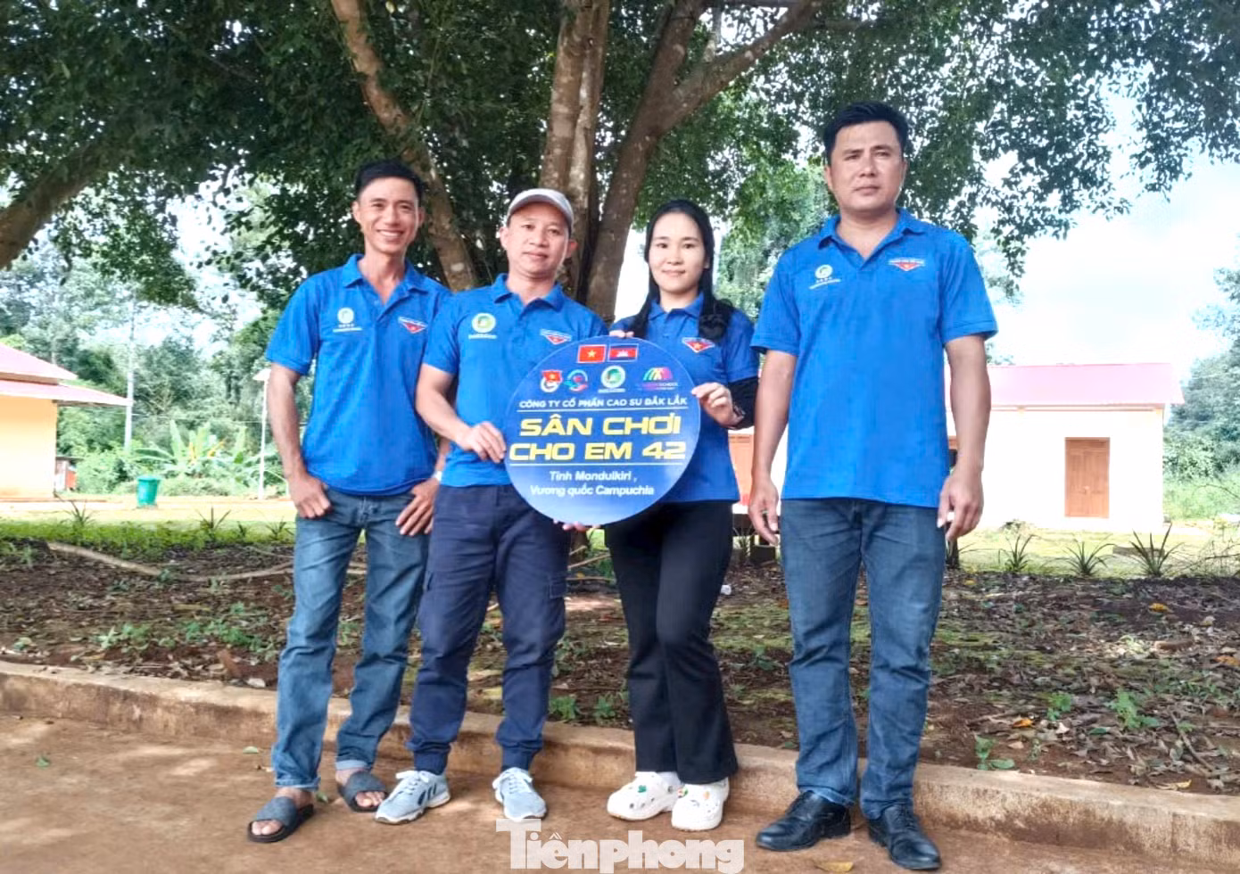 Vừa qua, nhóm thiện nguyện Kết nối yêu thương (TP Buôn Ma Thuột) phối hợp với một số Đoàn cơ sở trên địa bàn tỉnh Đắk Lắk mang niềm vui đến cho trẻ em Campuchia.