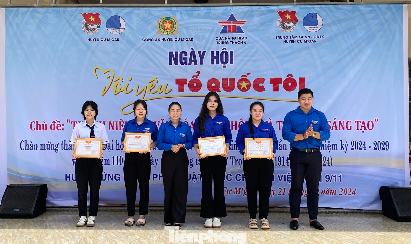 Ban tổ chức trao giải cuộc thi sáng tạo sản phẩm tái chế vì môi trường với chủ đề “Hành trình thứ hai của rác thải nhựa”; Ký cam kết giữa các Chi đoàn với nhà trường về việc “Không có đoàn viên, hội viên thanh niên vi phạm pháp luật”.