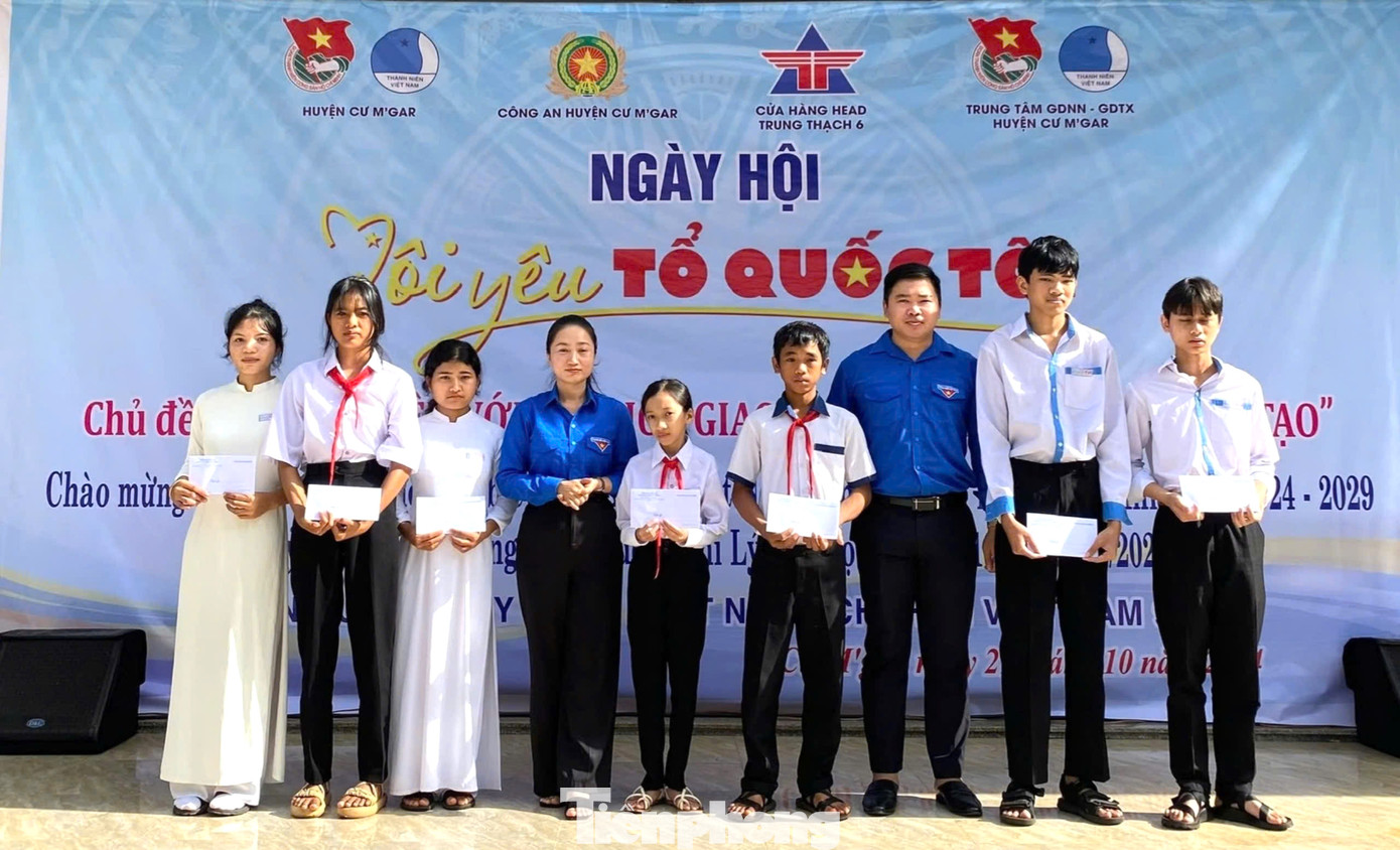 Trong khuôn khổ ngày hội, đã trao 7 suất học bổng cho học sinh có hoàn cảnh khó khăn.