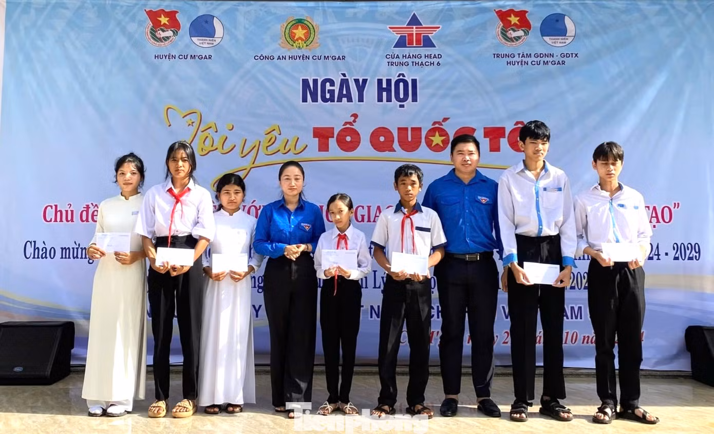 Trong khuôn khổ ngày hội, đã trao 7 suất học bổng cho học sinh có hoàn cảnh khó khăn.