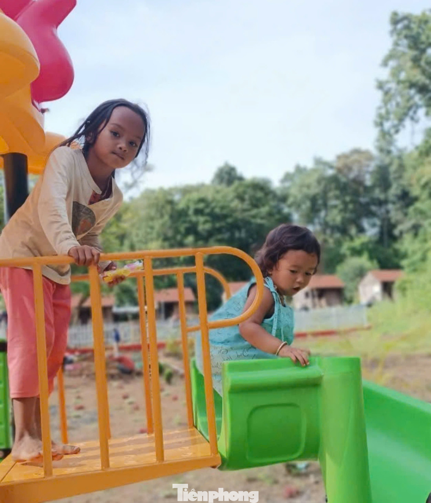 Một không gian vui chơi liên hoàn đã được thực hiện dành tặng gần 200 em thiếu nhi ở đây. Ngoài công trình khu vui chơi thiếu nhi, Ban tổ chức trao tặng tới các em học sinh 100 cặp sách kèm dụng cụ học tập và những phần quà ý nghĩa khác.