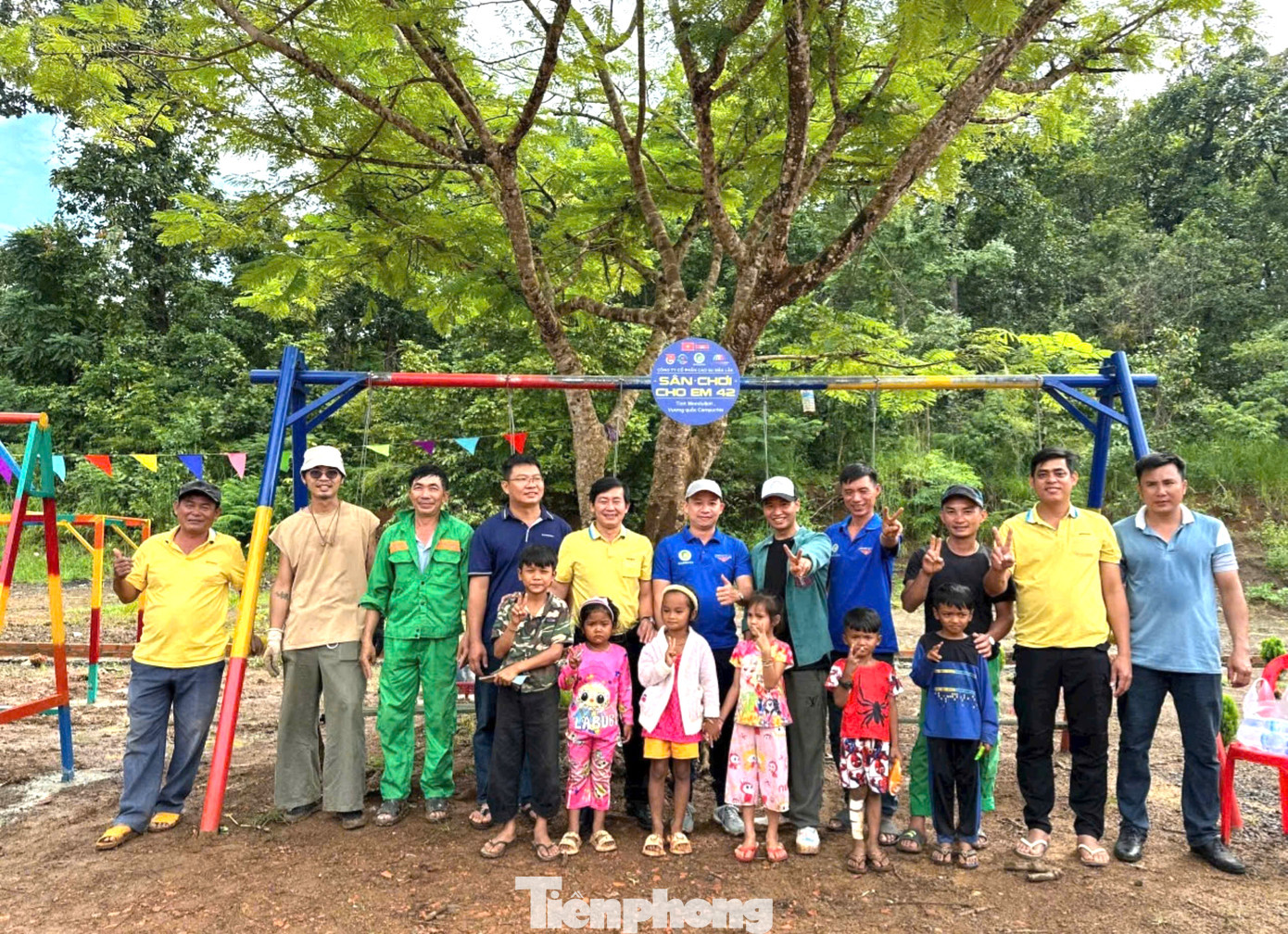 Những lốp xe cũ được các bạn trẻ trên địa bàn tỉnh Đắk Lắk “biến hoá” thành khu vui chơi cho trẻ em, thực hiện "Sân chơi cho em 42" để trao tặng cho các em nhỏ tỉnh Mondulkiri, Vương quốc Campuchia.