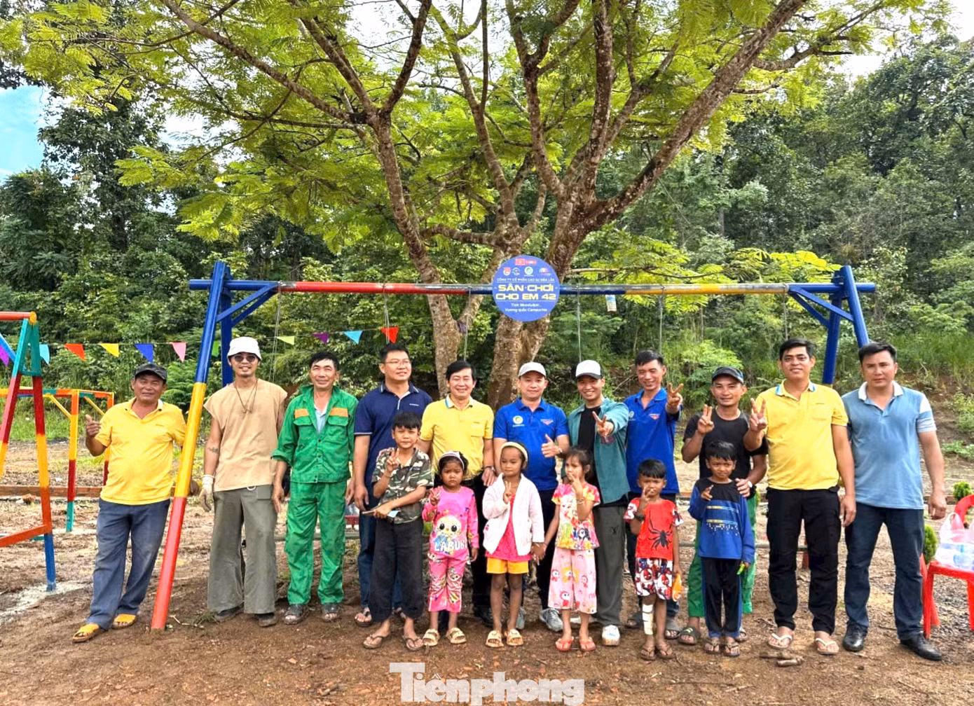 Những lốp xe cũ được các bạn trẻ trên địa bàn tỉnh Đắk Lắk “biến hoá” thành khu vui chơi cho trẻ em, thực hiện "Sân chơi cho em 42" để trao tặng cho các em nhỏ tỉnh Mondulkiri, Vương quốc Campuchia.