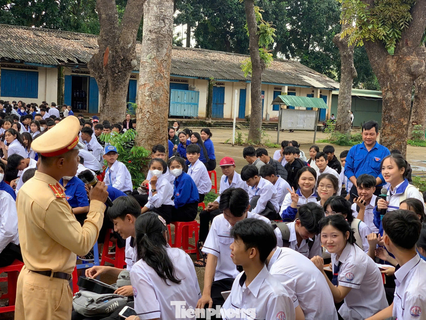 Bên cạnh đó, tuyên truyền, giáo dục, phổ biến một số nội dung cơ bản của Luật giao thông đường bộ và xây dựng nếp sống văn hóa giao thông cho các đoàn viên thanh niên, học sinh; Phổ biến kiến thức lái xe an toàn;…