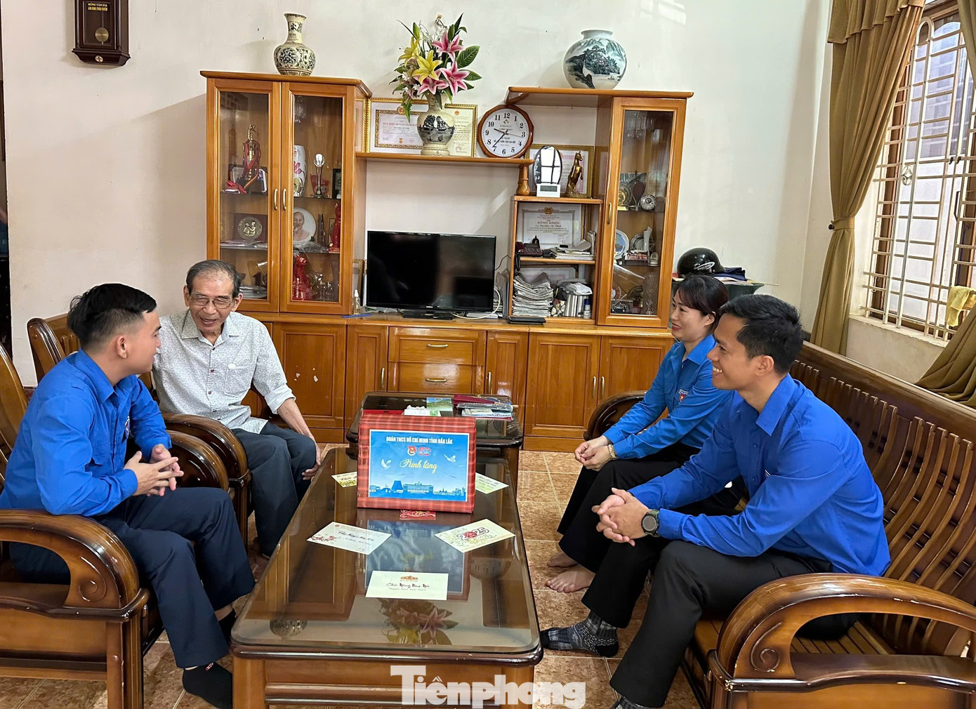 Tại các gia đình, đoàn đã thăm hỏi, động viên và bày tỏ lòng biết ơn sâu sắc trước những hy sinh, cống hiến của các Mẹ, các gia đình lão thành cách mạng cống hiến cho sự nghiệp đấu tranh, giải phóng dân tộc, thống nhất đất nước.