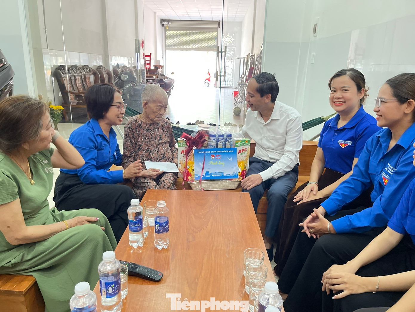 Sáng cùng ngày, đoàn công tác của Trung ương đoàn do anh Nguyễn Thanh Tùng - Phó Bí thư Đảng ủy Trung ương Đoàn cùng Tỉnh Đoàn Đắk Lắk đã đến thăm, tặng quà 2 Mẹ Việt Nam Anh hùng, 4 gia đình lão thành cách mạng trên địa bàn TP Buôn Ma Thuột.