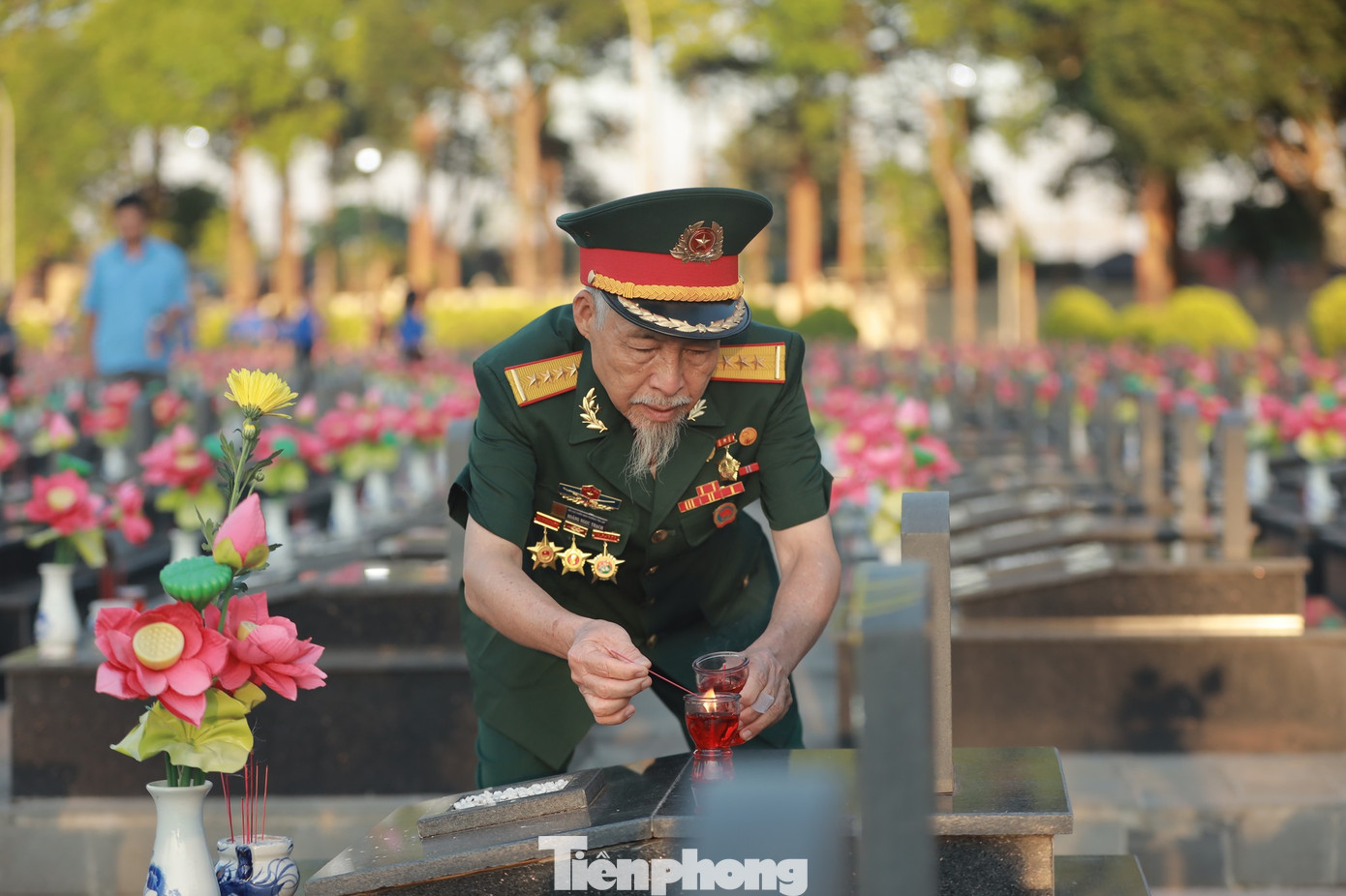 Các cựu chiến binh xúc động thắp nến tri ân đồng đội, những người từng kề vai chiến đấu và đã mãi nằm lại, hy sinh tuổi trẻ vì độc lập, tự do.