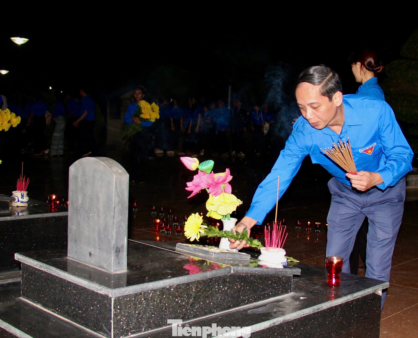 Anh Nguyễn Thanh Tùng - Phó Bí thư Đảng ủy Trung ương Đoàn và các đại biểu, đoàn viên thanh niên dâng nén tâm hương và thắp lên ngọn nến ở tất cả các phần mộ liệt sĩ để khắc ghi công lao, bày tỏ lòng thành kính, biết ơn với những hy sinh cao đẹp của những người anh hùng đã ngã xuống vì sự nghiệp giải phóng dân tộc.