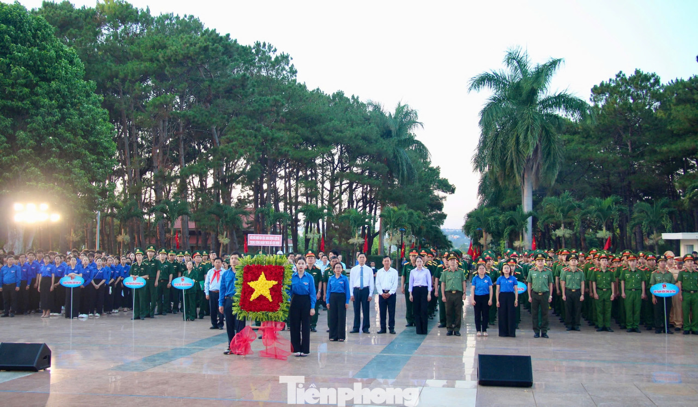 Tối 28/4, Tỉnh Đoàn Đắk Lắk tổ chức Lễ thắp nến tri ân các anh hùng liệt sĩ tại Nghĩa trang Liệt sĩ tỉnh Đắk Lắk.