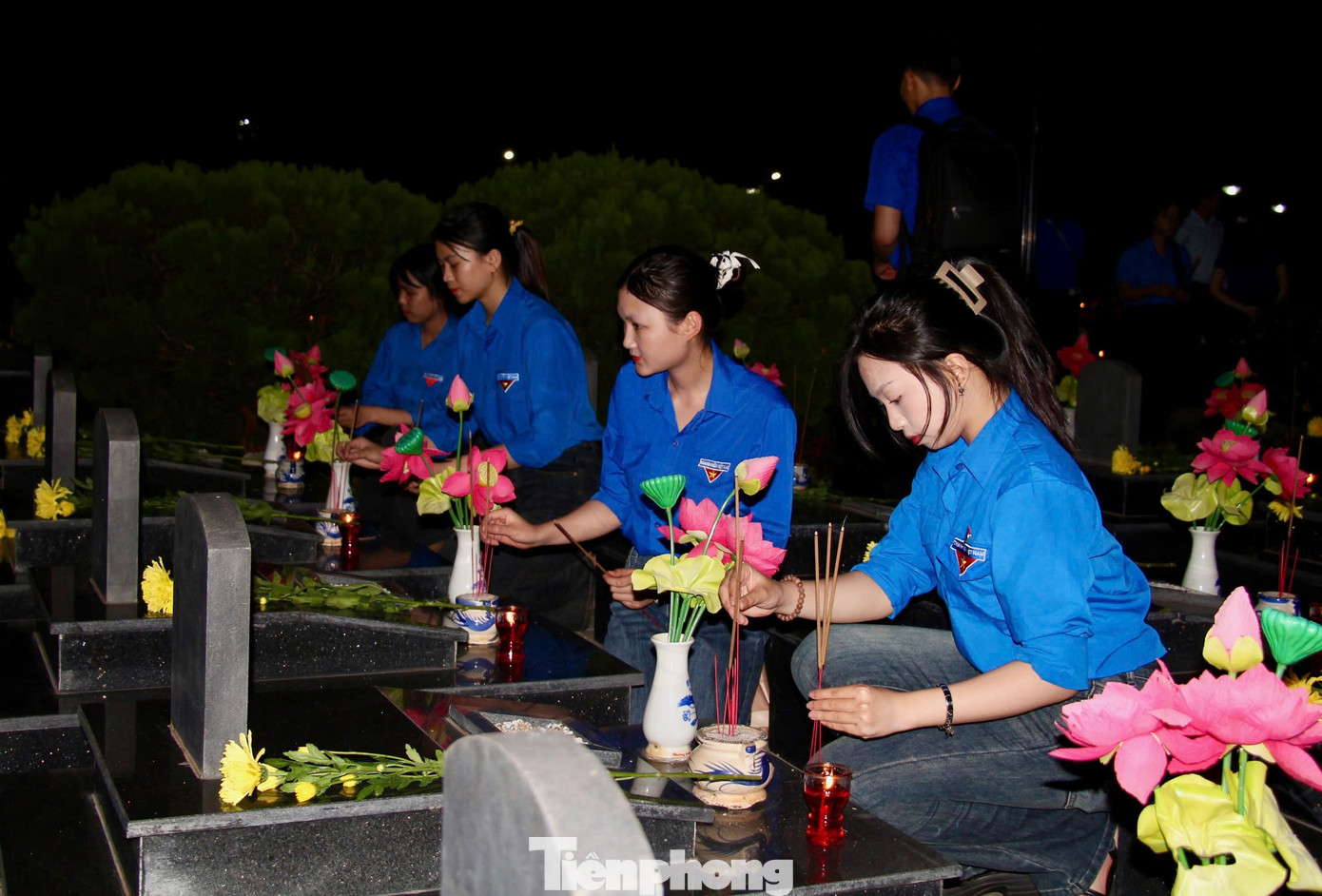 Ngàn ngọn nến tri ân đã được các đoàn viên, thanh niên thắp sáng trên các phần mộ liệt sĩ, tưởng nhớ đến sự hy sinh to lớn của các thế hệ ông cha đã chiến đấu, bảo vệ nền độc lập của dân tộc.