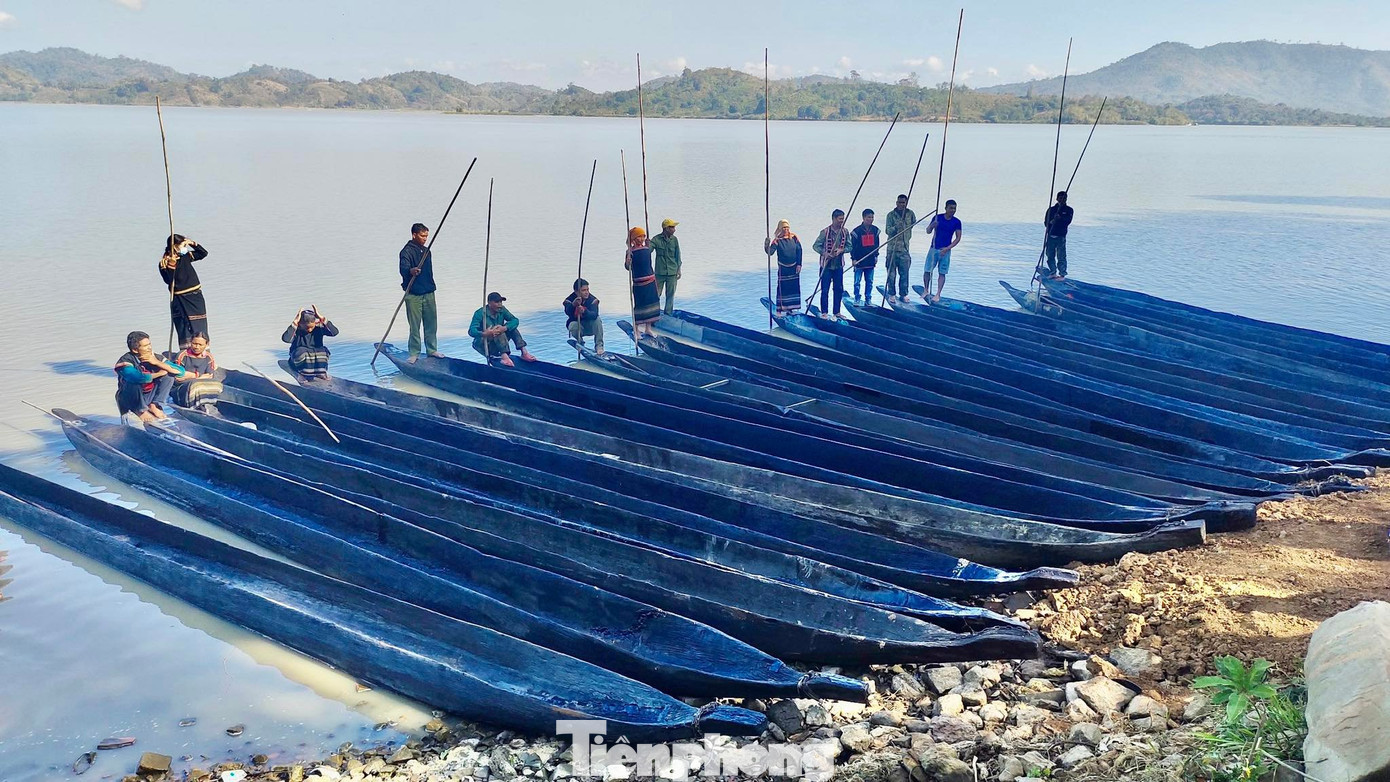 Tập dượt Lễ hạ thuỷ cúng thuyền tại huyện Lắk. Tập dượt Lễ hạ thuỷ cúng thuyền tại huyện Lắk.