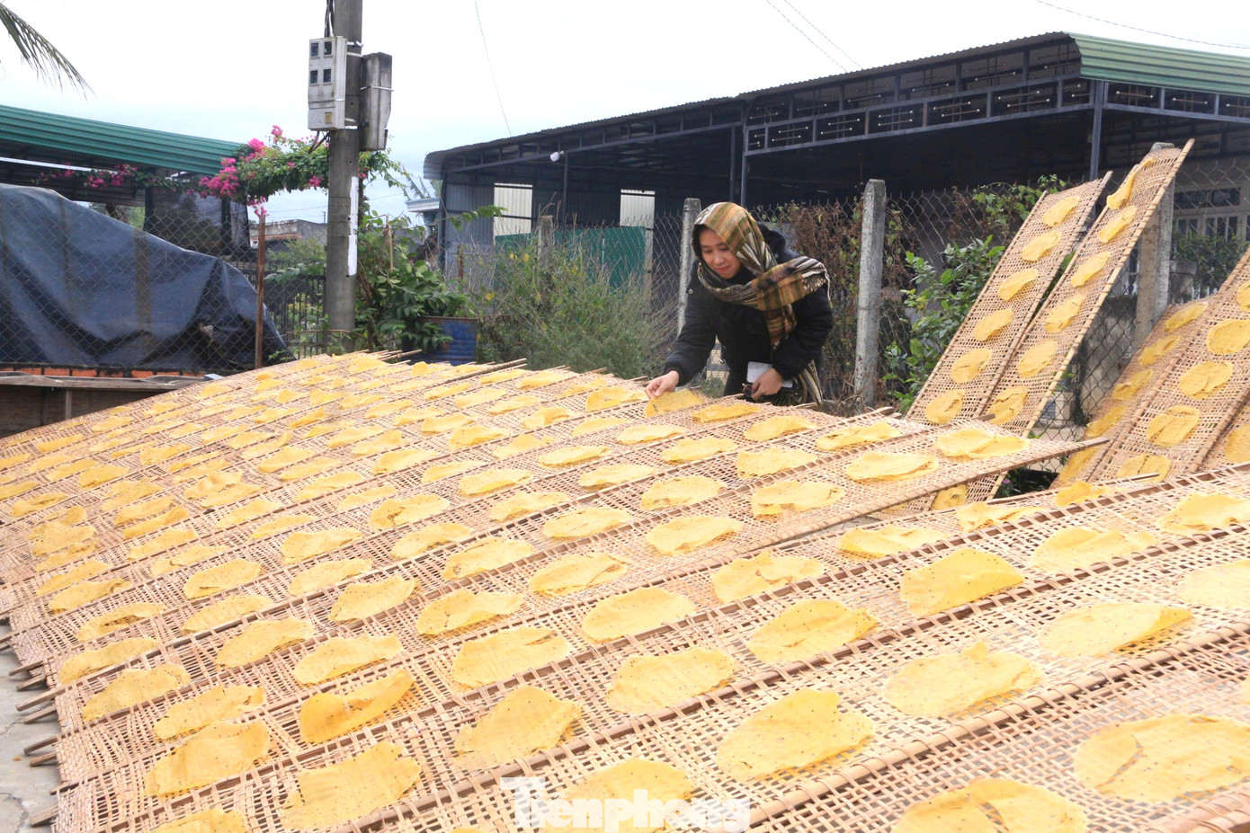 Năm 2012, UBND tỉnh Đắk Lắk đã có quyết định công nhận làng nghề bánh tráng ở xã Ea Bar. Hiện nay bánh tráng của các hộ dân xã Ea Bar được tiêu thụ ở các thị trường lân cận và một số tỉnh phía Bắc.