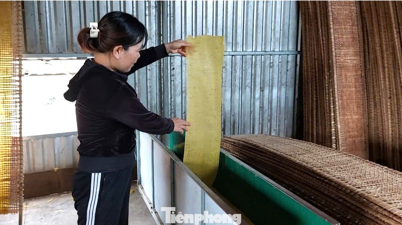 Hiện có 3 loại bánh tráng được sản xuất: bánh vuông lớn, bánh mè đen và bánh tròn. Xã có 16 hộ làm bánh tráng bằng máy, mỗi năm sản xuất gần 1.500 tấn sản phẩm, với giá 21-26.000 đồng/kg tùy loại bánh. Những hộ làm bánh tráng thủ công, doanh thu bình quân đạt hơn 170 triệu đồng/hộ/năm.