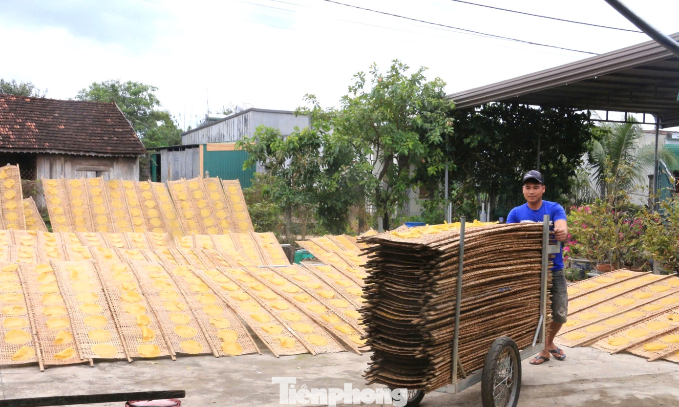 Những ngày cận tết, lò bánh tráng của gia đình anh Bùi Quang Trung (SN 1997) - Bí thư Chi đoàn thôn 7, xã Ea Bar, tất bật và hối hả tráng bánh để đủ số lượng giao cho thương lái.
