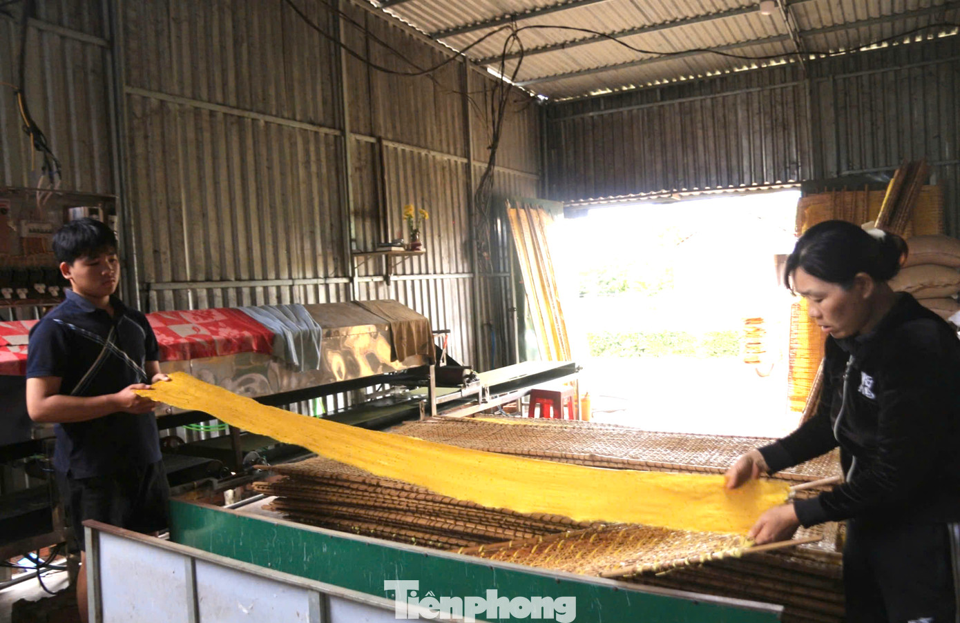 Chị Nguyễn Thị Hồng Nhi (SN 1982) cho biết, trước đây, gia đình chị chủ yếu làm bánh tráng thủ công. Chị phải dậy từ 3 giờ sáng để tráng bánh đến 5 giờ chiều. Mỗi ngày chỉ tráng được 30-40kg bột gạo.