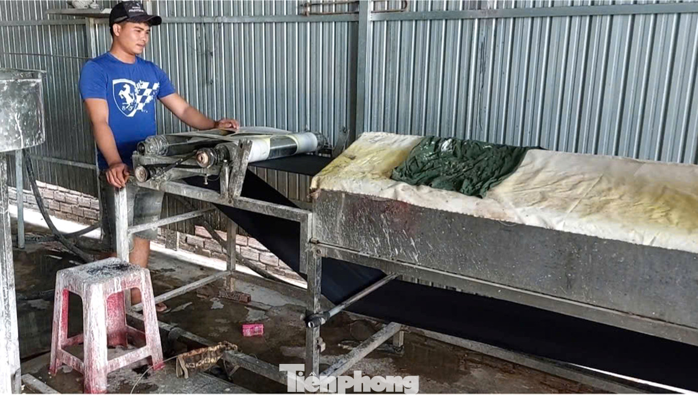 Theo anh Trung, vào vụ Tết, mỗi ngày gia đình anh tráng khoảng 200-300kg, bắt đầu hoạt động từ 3h sáng. Những ngày thường, tráng khoảng 100kg bột gạo/ngày.