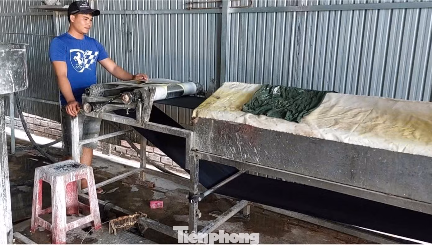 Theo anh Trung, vào vụ Tết, mỗi ngày gia đình anh tráng khoảng 200-300kg, bắt đầu hoạt động từ 3h sáng. Những ngày thường, tráng khoảng 100kg bột gạo/ngày. Theo anh Trung, vào vụ Tết, mỗi ngày gia đình anh tráng khoảng 200-300kg, bắt đầu hoạt động từ 3h sáng. Những ngày thường, tráng khoảng 100kg bột gạo/ngày.