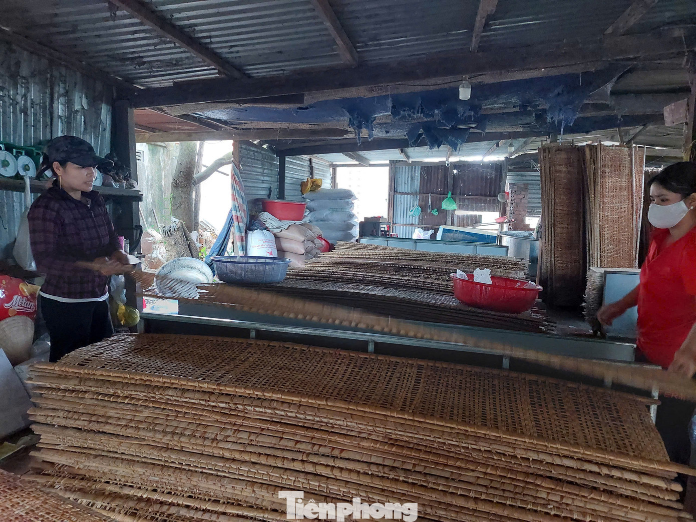 Gia đình chị Nguyễn Thị Thùy Quyên (SN 1980) cho biết, những tháng cuối năm, nhu cầu tiêu thụ của khách hàng tăng cao, gia đình chị sản xuất khoảng 8 tấn bánh tráng. Mỗi ngày gia đình chị thuê 12 lao động tại địa phương để đáp ứng khối lượng công việc.