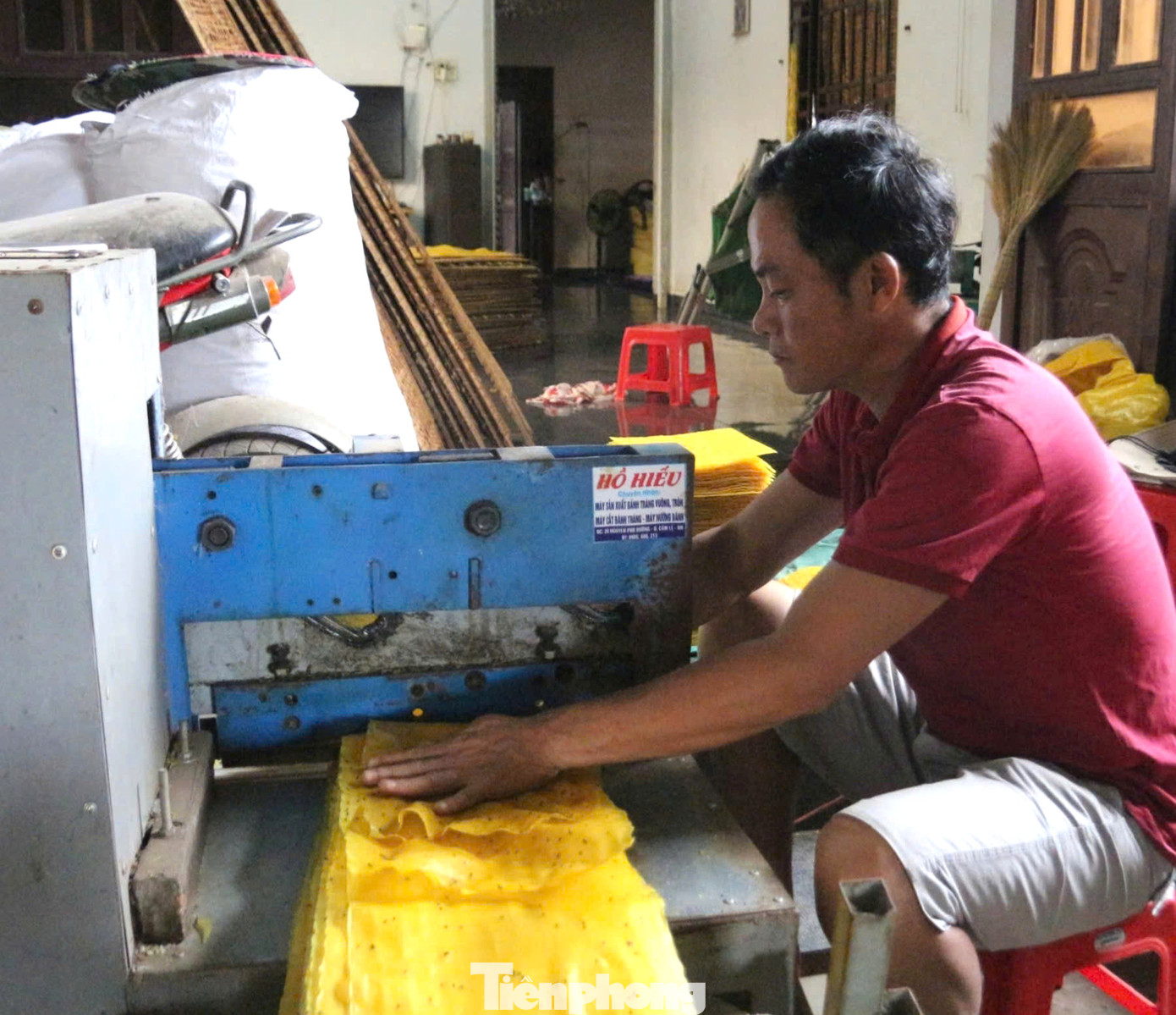 Những năm gần đây, gia đình chị đầu tư thiết bị máy móc, mỗi ngày, gia đình chị tráng được 200kg bột gạo. Mỗi tháng, xuất bán khoảng 4 tấn bánh tráng, những tháng cận Tết Nguyên đán, số lượng tăng gần gấp đôi. Sau khi trừ các chi phí, gia đình chị thu nhập khoảng 15 triệu đồng/tháng.