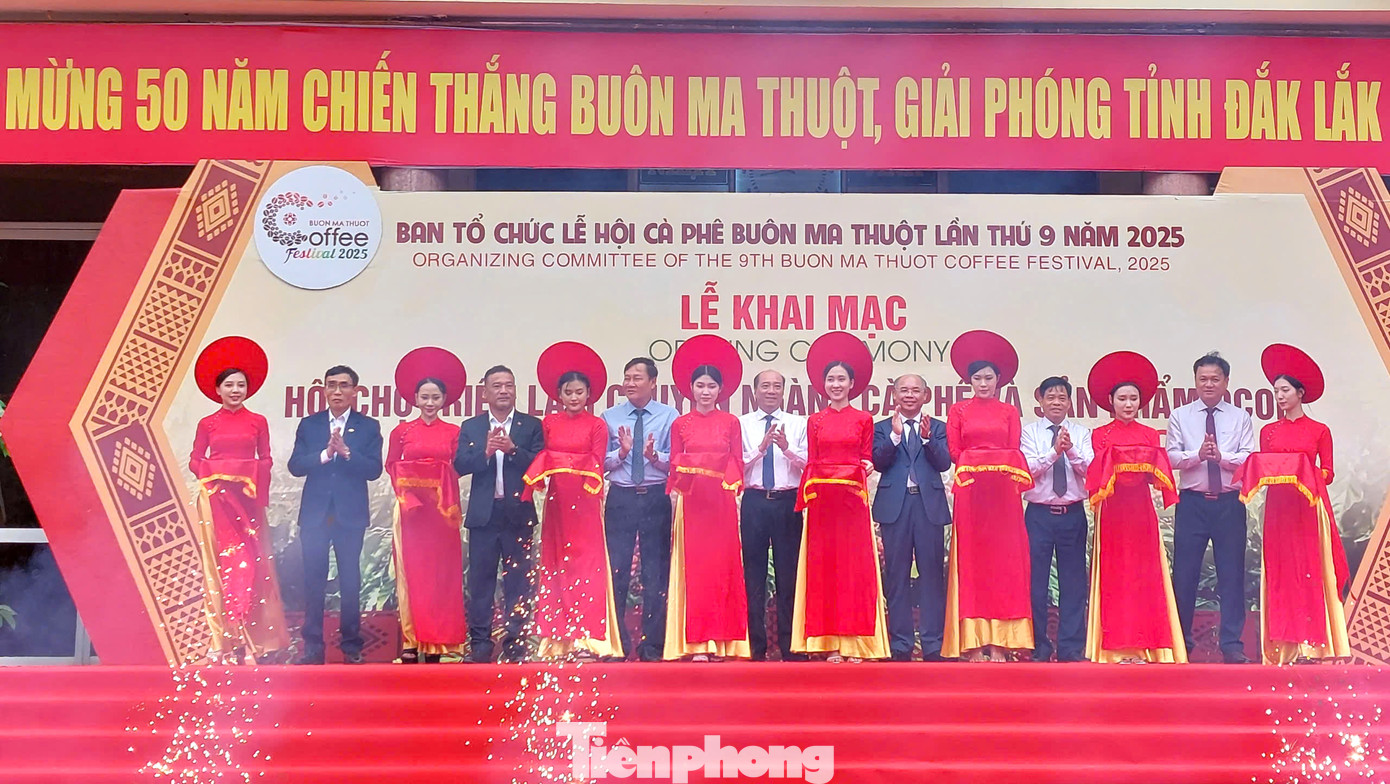 Ngày 9/3, tại Trung tâm Văn hóa tỉnh Đắk Lắk diễn ra lễ khai mạc Hội chợ triển lãm chuyên ngành cà phê và sản phẩm OCOP.