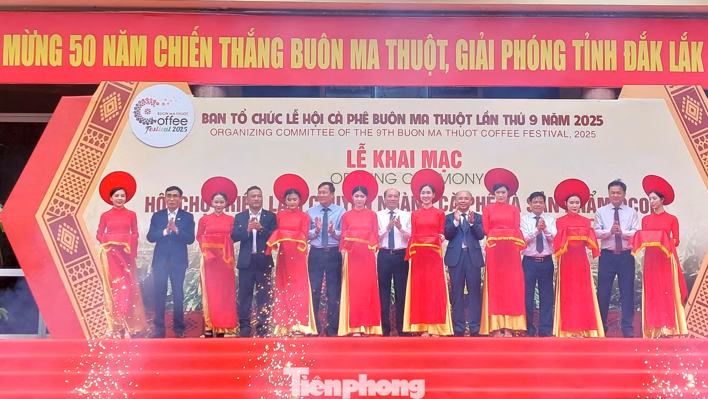 Ngày 9/3, tại Trung tâm Văn hóa tỉnh Đắk Lắk diễn ra lễ khai mạc Hội chợ triển lãm chuyên ngành cà phê và sản phẩm OCOP.