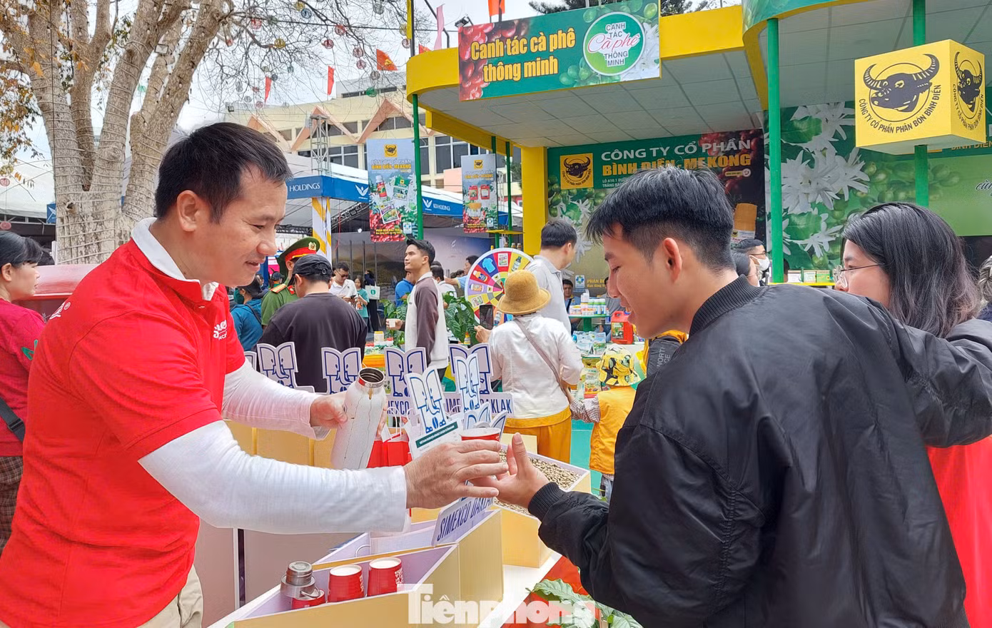 Tham gia hội chợ triển lãm lần này có 435 gian hàng của 180 đơn vị, doanh nghiệp trong nước và quốc tế. Đây là cơ hội để các doanh nghiệp, các nhà đầu tư giới thiệu các sản phẩm cà phê và sản phẩm OCOP tiêu biểu.