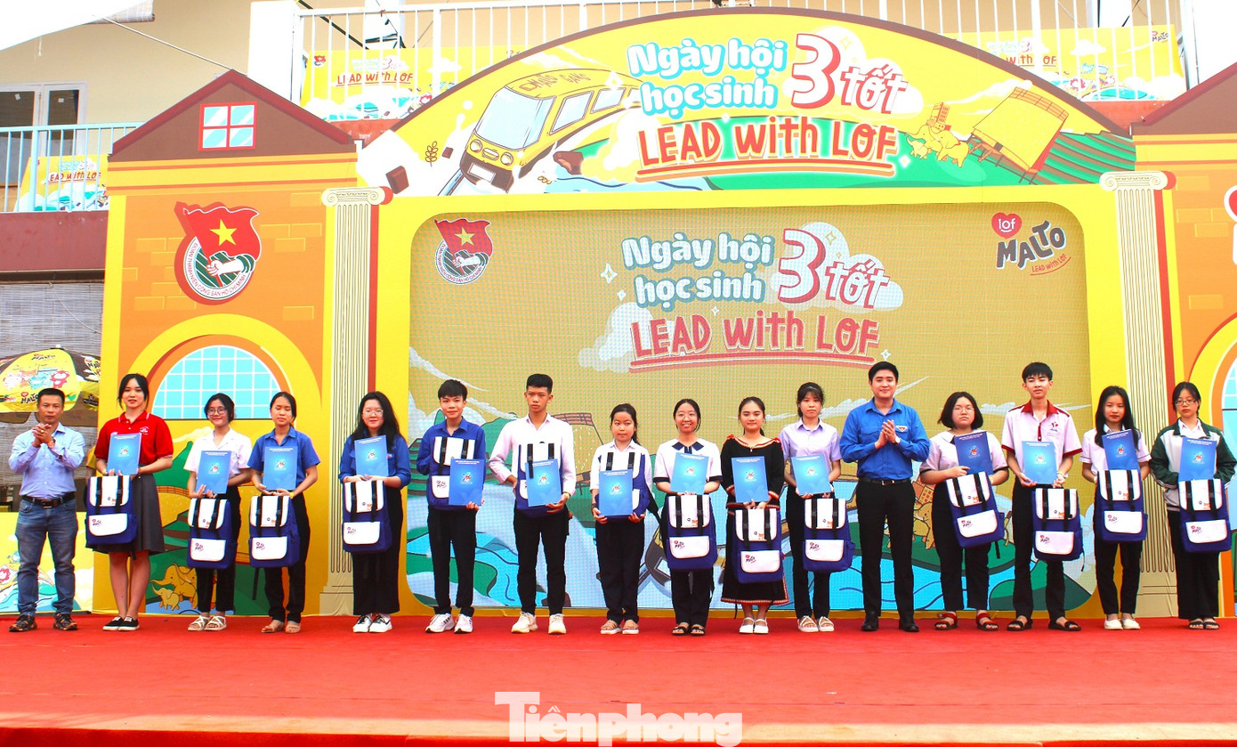 Ban tổ chức trao học bổng cho học sinh vượt khó, học sinh 3 tốt các cấp