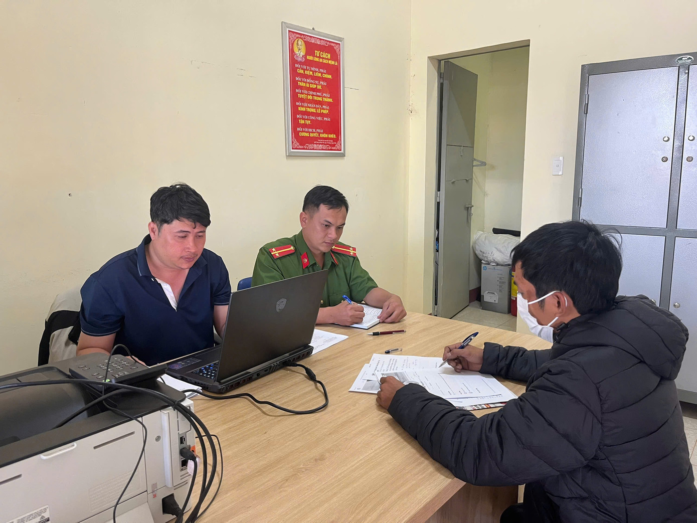 Lực lượng Công an làm việc với đối tượng N.H.V. về việc đăng tải thông tin sai sự thật. Lực lượng Công an làm việc với đối tượng N.H.V. về việc đăng tải thông tin sai sự thật.