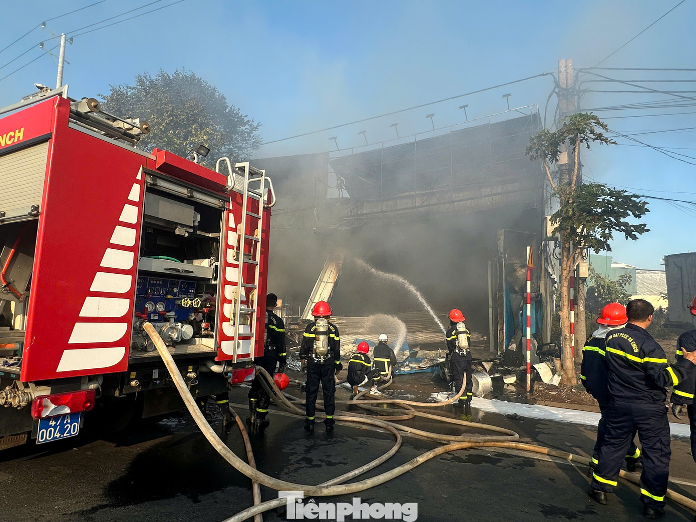 Hàng trăm cán bộ, chiến sĩ được huy động để dập lửa Hàng trăm cán bộ, chiến sĩ được huy động để dập lửa