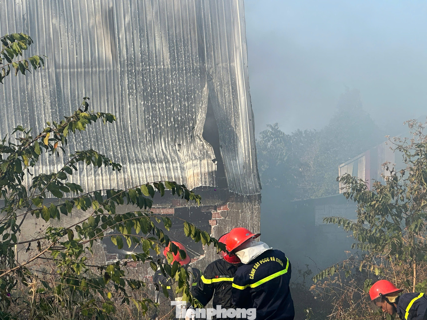 Một khoảng tường của nhà xưởng được đục thông để cứu hoả Một khoảng tường của nhà xưởng được đục thông để cứu hoả